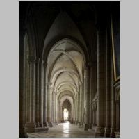 Sens, south nave aisle looking east, photo mappinggothic.org.jpg